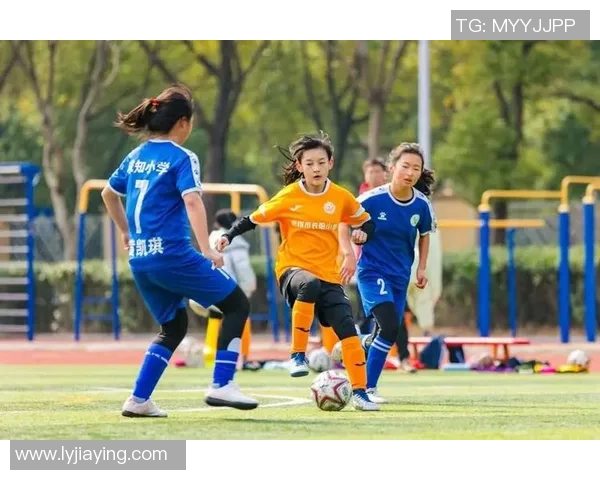 《小学生足球卡片对决大赛球星卡收集与竞技乐趣》